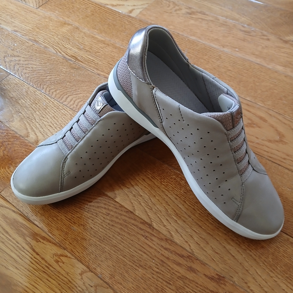 KIZIK SZ 8 Women's Taupe/Beige Sneakers